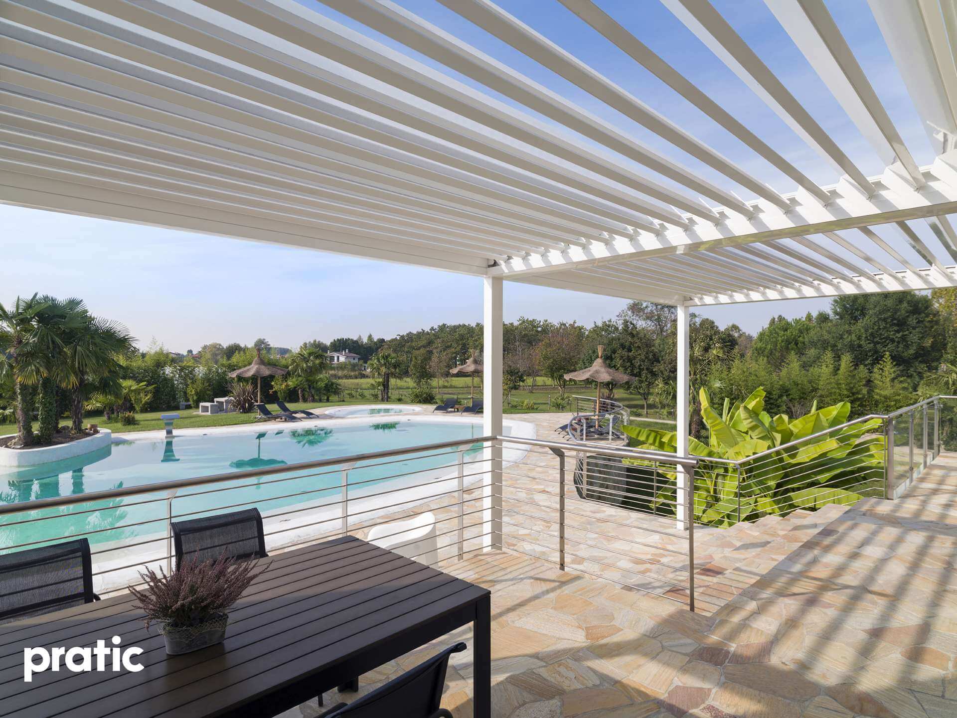 Premium Pergola als Terrassenüberdachung mit neigbaren Dachlamellen